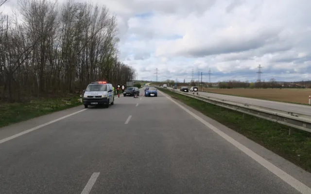 Žena vjela do protisměru a způsobila nehodu. Dva lidé se zranili