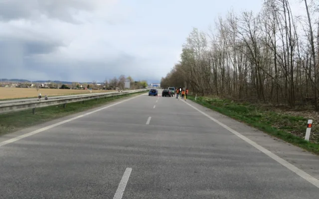 Žena vjela do protisměru a způsobila nehodu. Dva lidé se zranili