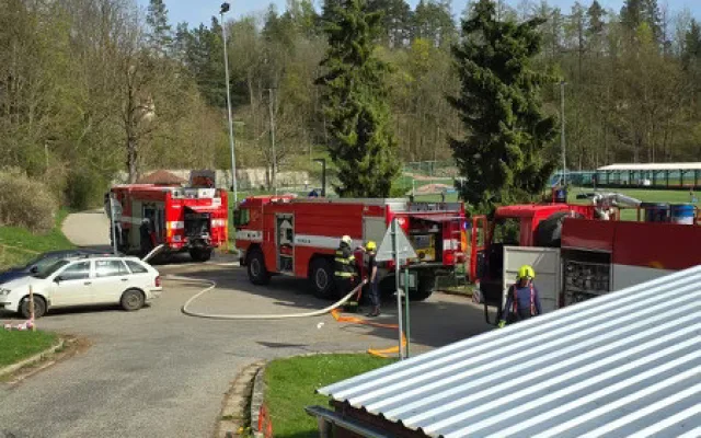 Požár se v Českém Krumlově rozšířil na smrky. Hasiči oheň zlikvidovali