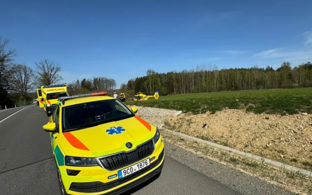 Motorkář havaroval a přeletěl přes řidítka. Vrtulník ho transportoval do nemocnice