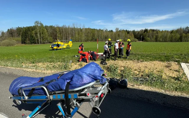 Motorkář havaroval a přeletěl přes řidítka. Vrtulník ho transportoval do nemocnice