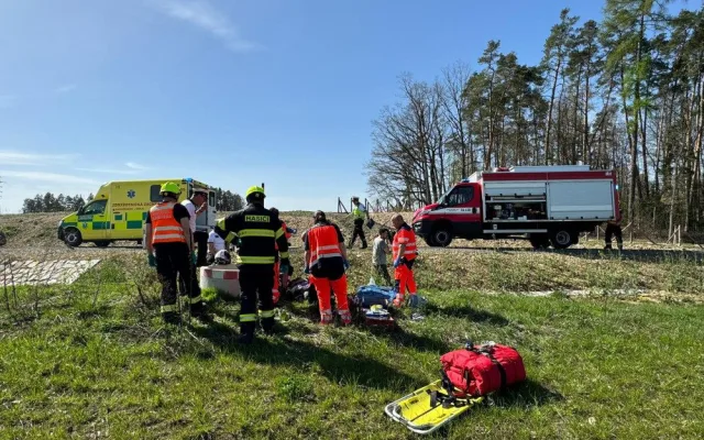 Motorkář havaroval a přeletěl přes řidítka. Vrtulník ho transportoval do nemocnice