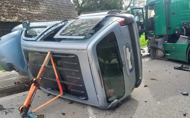Kamion převážející dřevo se střetl s automobilem. Jeden člověk skončil v nemocnici
