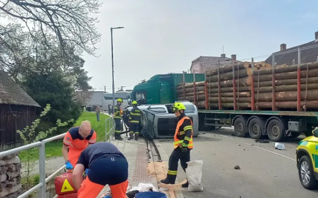 Kamion převážející dřevo se střetl s automobilem. Jeden člověk skončil v nemocnici