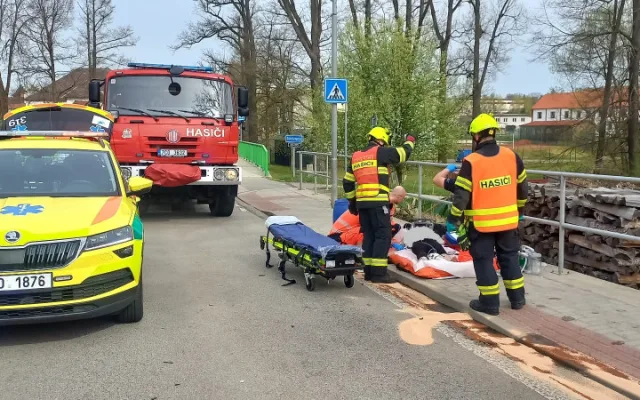 Kamion převážející dřevo se střetl s automobilem. Jeden člověk skončil v nemocnici
