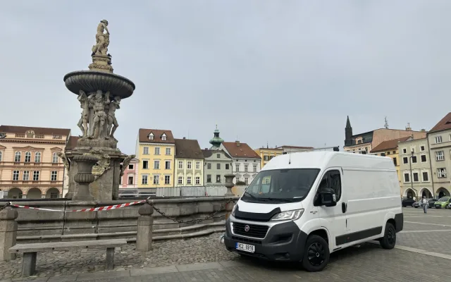 Samsonovu kašny zakrývají plechové zábrany. Opravuje se bazén
