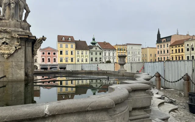 Samsonovu kašny zakrývají plechové zábrany. Opravuje se bazén