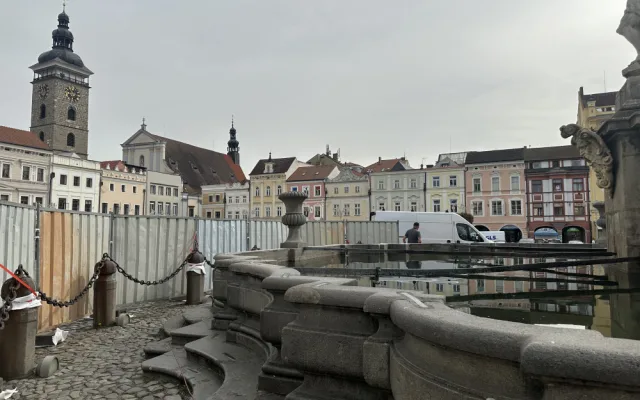 Samsonovu kašny zakrývají plechové zábrany. Opravuje se bazén