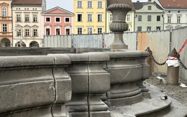 Samsonovu kašny zakrývají plechové zábrany. Opravuje se bazén