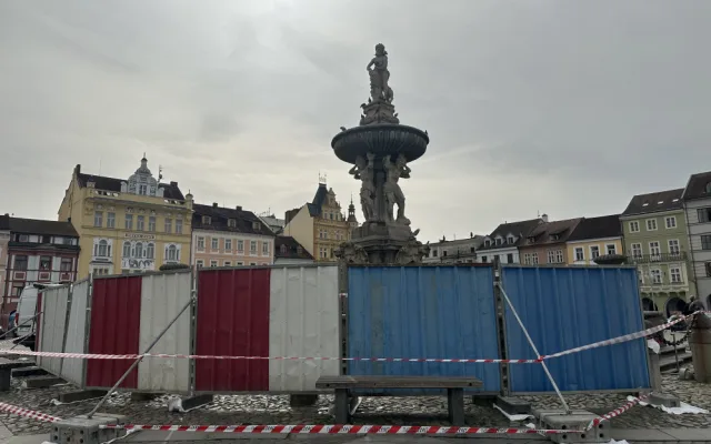 Samsonovu kašny zakrývají plechové zábrany. Opravuje se bazén