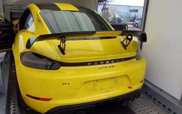 Podezřelý přívěs na parkovišti ukrýval ukradené Porsche z Německa