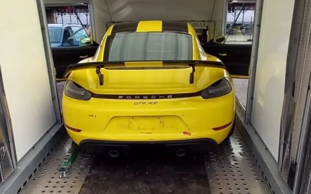 Podezřelý přívěs na parkovišti ukrýval ukradené Porsche z Německa