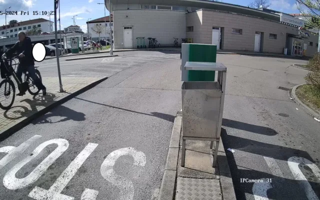 Senior na elektrokole narazil před nemocnicí do závory. Hledá ho policie