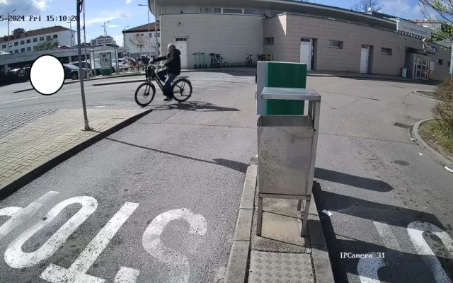 Senior na elektrokole narazil před nemocnicí do závory. Hledá ho policie