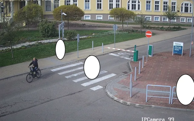 Senior na elektrokole narazil před nemocnicí do závory. Hledá ho policie