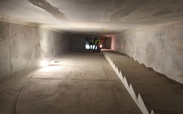 Stavbaři vybetonovali pilíře nad obloukem nového železničního mostu přes Orlík