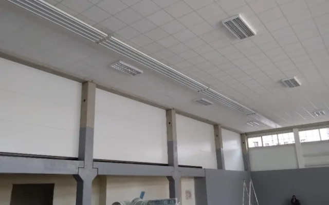 Město nechalo u dvou škol postavit nové sportovní haly. Někteří je kritizují
