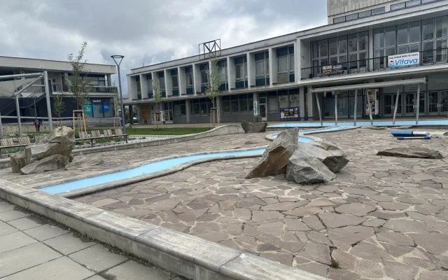 Náměstí na sídlišti Vltava je opravené. Město chystá ještě překvapení s fontánou a bazénkem