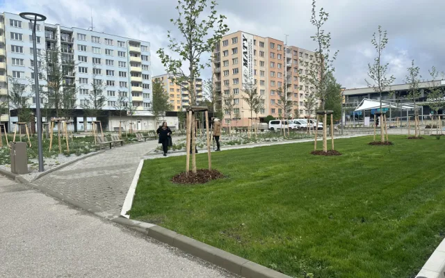 Náměstí na sídlišti Vltava je opravené. Město chystá ještě překvapení s fontánou a bazénkem