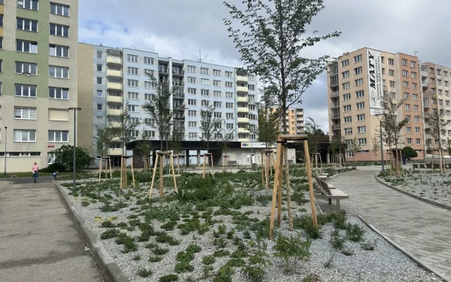 Náměstí na sídlišti Vltava je opravené. Město chystá ještě překvapení s fontánou a bazénkem