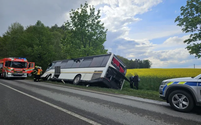 U Lišova havaroval autobus. Řidička měla pozitivní test na omamné látky