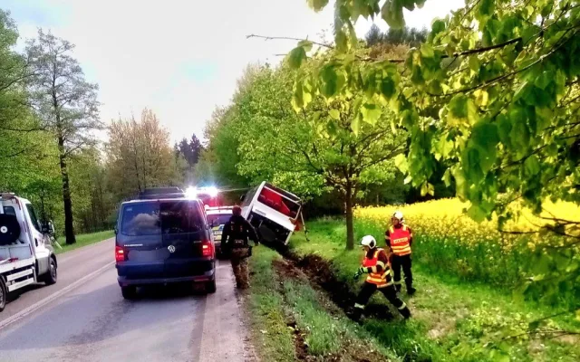 U Lišova havaroval autobus. Řidička měla pozitivní test na omamné látky