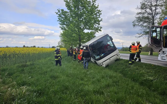 U Lišova havaroval autobus. Řidička měla pozitivní test na omamné látky