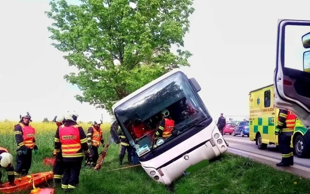 U Lišova havaroval autobus. Řidička měla pozitivní test na omamné látky