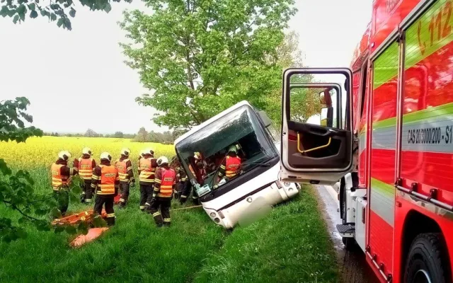 U Lišova havaroval autobus. Řidička měla pozitivní test na omamné látky