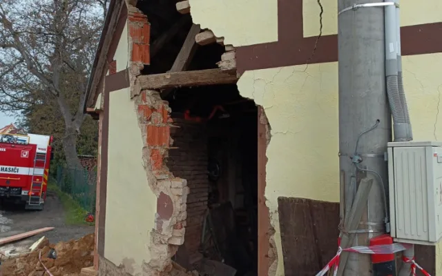 Opilá žena bez řidičáku narazila do domu. Hasiči museli část budovy strhnout