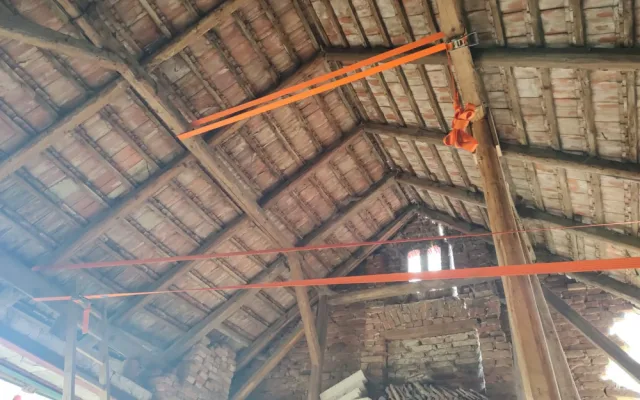 Opilá žena bez řidičáku narazila do domu. Hasiči museli část budovy strhnout