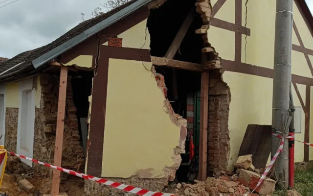 Opilá žena bez řidičáku narazila do domu. Hasiči museli část budovy strhnout