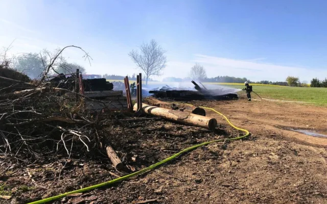 Na Táborsku hoří pila, střecha se propadla, škoda je pět milionů korun