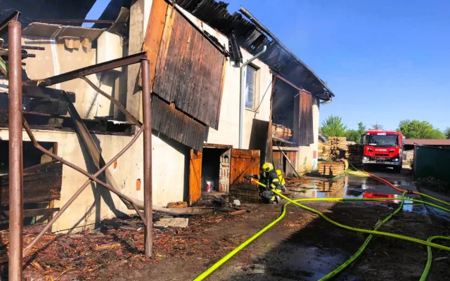 Hasiči řešili požáry a popadané stromy. Filipojakubská noc byla ale klidná