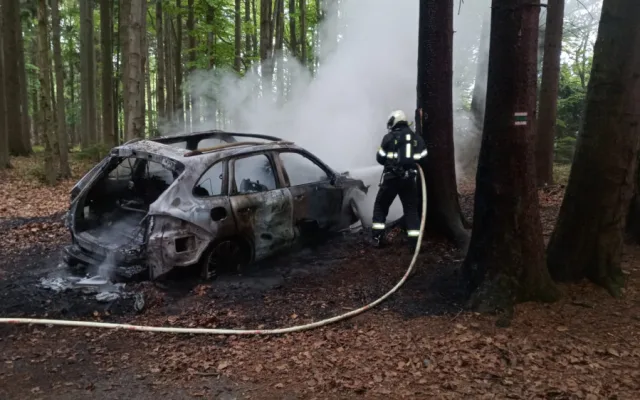 Netradiční zásah nedaleko Studené, jihočeští požárníci v lese hasili hořící Porsche Cayenne