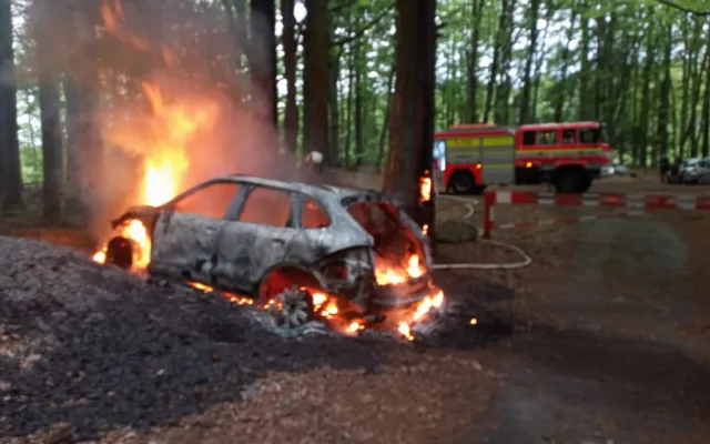 Netradiční zásah nedaleko Studené, jihočeští požárníci v lese hasili hořící Porsche Cayenne
