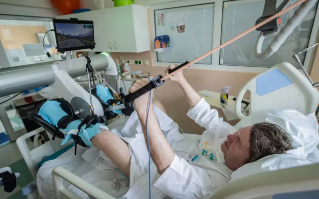 V jindřichohradecké nemocnici pomáhá pacientům zpátky na nohy nový rehabilitační trenažér i virtuální realita