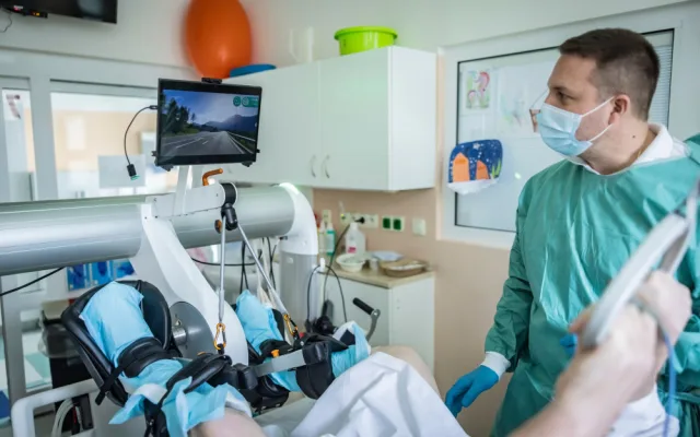 V jindřichohradecké nemocnici pomáhá pacientům zpátky na nohy nový rehabilitační trenažér i virtuální realita