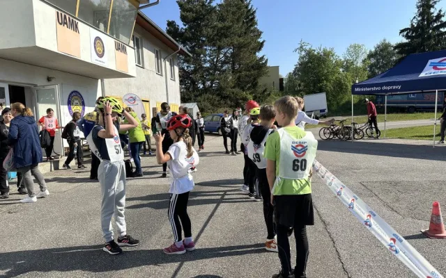 Děti se utkaly v soutěži mladých cyklistů. Prověřilo je dopravní hřiště nebo pravidla provozu