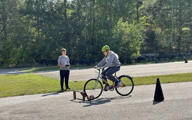 Děti se utkaly v soutěži mladých cyklistů. Prověřilo je dopravní hřiště nebo pravidla provozu