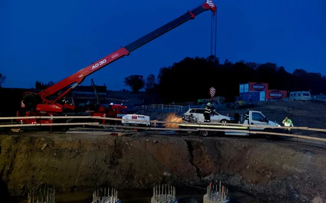 Na staveništi dálnice D3 havaroval automobil, opilý řidič vylétl z vozovky a nabodl se na mostní piloty