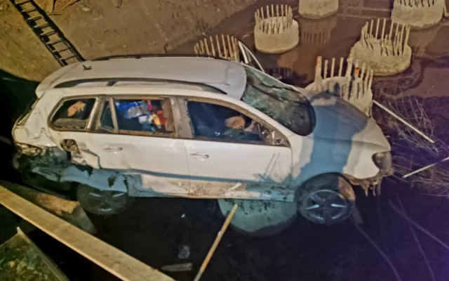 Na staveništi dálnice D3 havaroval automobil, opilý řidič vylétl z vozovky a nabodl se na mostní piloty