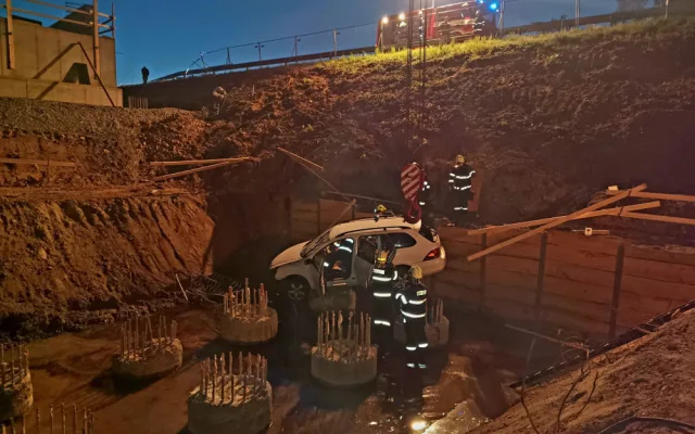 Na staveništi dálnice D3 havaroval automobil, opilý řidič vylétl z vozovky a nabodl se na mostní piloty