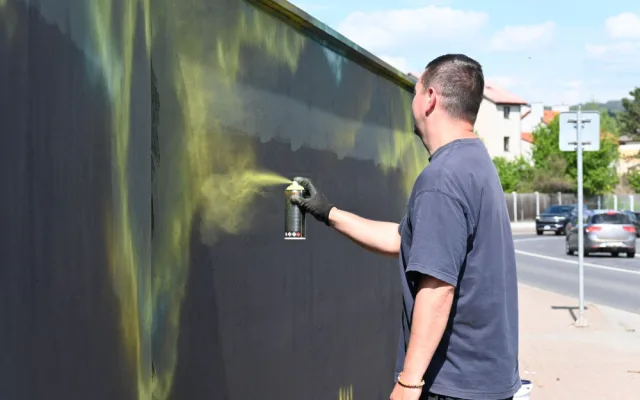 Písek má první legální plochu pro grafitti, zdobí jí díla odkazující na Františka Křižíka