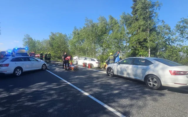 Vážná dopravní nehoda tří aut zablokovala dálnici D3 ve směru na Prahu, začínají se tvořit dlouhé kolony