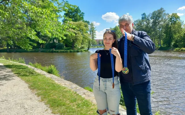 JihočeMedaile navrhla studentka Střední uměleckoprůmyslové školy Bechyně Klára Kochová.ská Olympiáda dětí a mládeže zve návštěvníky na velkolepé zahájení po širým nebem