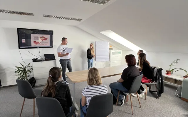 Žáci ZŠ a MŠ Kubatova navštívili redakci Drbny