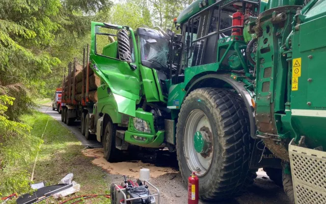 U Frýdavy se srazil náklaďák se štěpkovačem. Řidiče letecky převezli do nemocnice