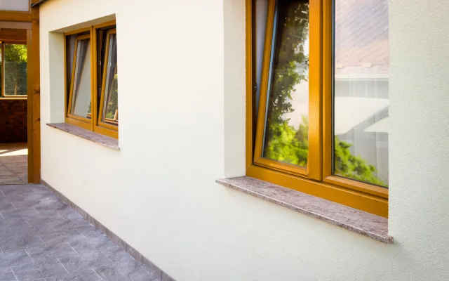 4: Venkovní parapety z přírodní žuly Shivakashi – Ivory Brown (Zdroj: Kamenictví TONE OF STONE)