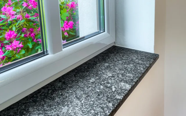 Přírodní žula Steel Grey – kamenný parapet z přírodní žuly v kartáčovaném povrchu (Zdroj: Kamenictví TONE OF STONE)
